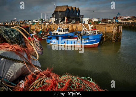 Bateaux dans la zone portuaire de Whitstable Kent, Angleterre, Royaume-Uni, Europe Banque D'Images