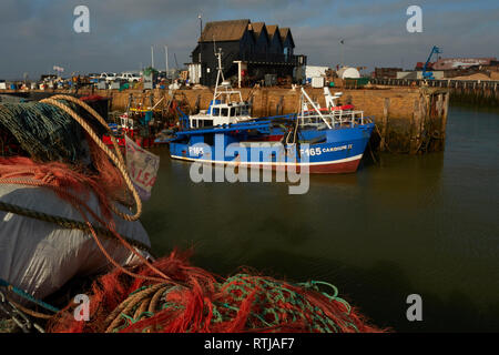 Bateaux dans la zone portuaire de Whitstable Kent, Angleterre, Royaume-Uni, Europe Banque D'Images