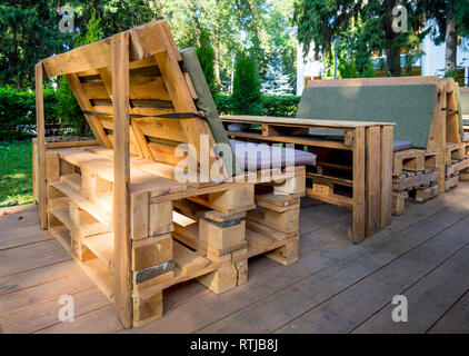 Des bancs et table en palettes euro Banque D'Images