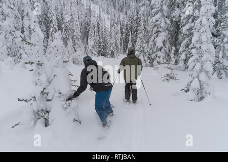 Les touristes le ski à Sun Peaks Resort, Sun Peaks, Kamloops, British Columbia, Canada Banque D'Images