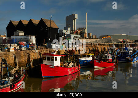 Bateaux dans Whitstable Harbour avec Brett usine agrégats dans l'arrière-plan sur un ciel bleu jour, Whitstable, Kent, Angleterre, Royaume-Uni Banque D'Images