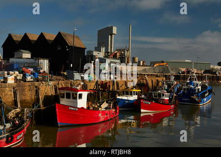 Bateaux dans Whitstable Harbour avec Brett usine agrégats dans l'arrière-plan sur un ciel bleu jour, Whitstable, Kent, Angleterre, Royaume-Uni Banque D'Images