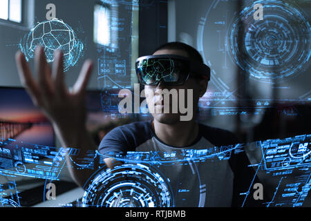 Les hommes pas dans la réalité virtuelle monde hololens avec Microsoft 1 Banque D'Images