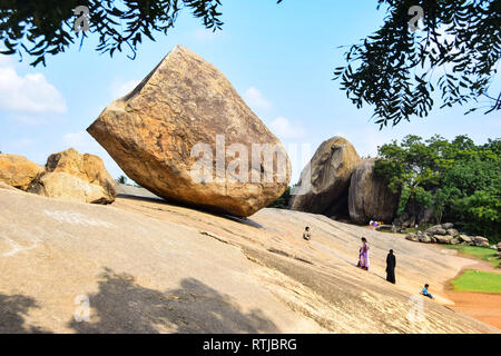 Indiens jouant à Krishna's Butterball, Mamallapuram, Mahabalipuram, baie du Bengale, Tamil Nadu, Inde Banque D'Images