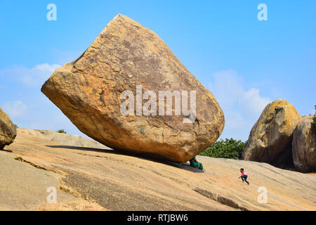 Indiens jouant à Krishna's Butterball, Mamallapuram, Mahabalipuram, baie du Bengale, Tamil Nadu, Inde Banque D'Images