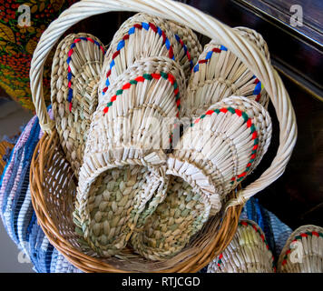 Panier en osier rempli de chaussures bast russe Banque D'Images