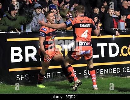 Castleford Tigers' Greg Eden (à gauche) célèbre marquant un essai au cours de la Super League Betfred match à la Mend-A-tuyau Jungle, Castleford. Banque D'Images