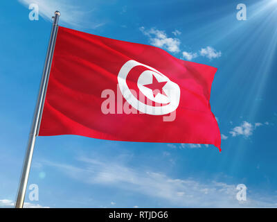 La Tunisie de brandir le drapeau national sur le poteau contre sunny blue sky background. La Haute Définition Banque D'Images