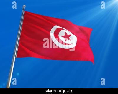 La Tunisie de brandir le drapeau national sur le poteau contre Deep blue sky background. La Haute Définition Banque D'Images