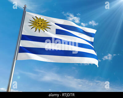 L'Uruguay de brandir le drapeau national sur le poteau contre sunny blue sky background. La Haute Définition Banque D'Images