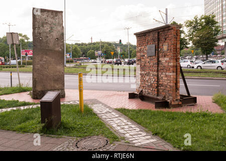 Les routes de Gdansk à la liberté - Morceaux du Mur de Berlin et sur l'affichage mural chantier naval de Gdansk, Gdansk, Pologne, Europe Banque D'Images