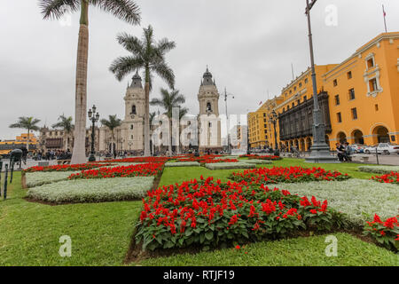Lima Pérou, juin 2018 : les jardins de couleurs vives de la Plaza de Armas de la ville de Lima, contraste avec un jour gris typique de la ville. Banque D'Images