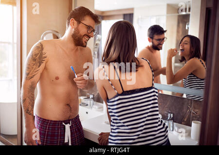 Beau couple se brosser les dents en matin ensemble Banque D'Images