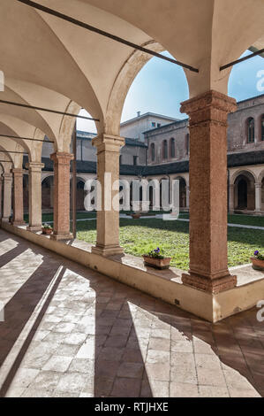 Cloître de l'église San Lorenzo (tempio San Lorenzo), un lieu de culte catholique à Vicenza, construit dans le style gothique - Vicenza, Italie Banque D'Images