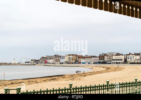 Paysage du front de mer de Margate avec la main sands, Turner Centre art gallery et le front de bâtiments. Ciel gris. Certaines personnes sur plage à pied. Banque D'Images