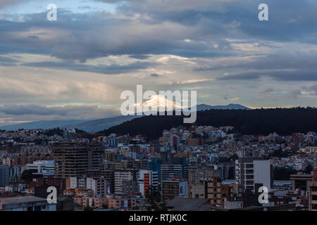 Volcan Cayambe vu de Quito au coucher du soleil Banque D'Images