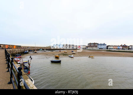 Port de Margate, pierre courbe mur jetée, de petits bateaux dans le port et le front de bâtiments de ville de villégiature y compris le Turner Contemporary Art Gallery. Banque D'Images