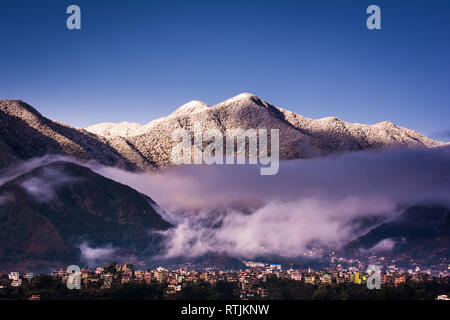 La neige a couvert la colline chandragiri et kritipur ville vue majestueuse, 28 Feb, 2019 Népal Katmandou Banque D'Images