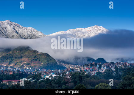 La neige a couvert la colline chandragiri et kritipur ville vue majestueuse, 28 Feb, 2019 Népal Katmandou Banque D'Images