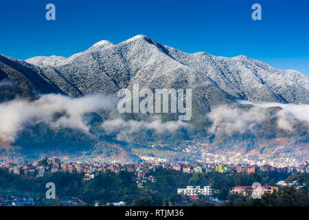 La neige a couvert la colline chandragiri et kritipur ville vue majestueuse, 28 Feb, 2019 Népal Katmandou Banque D'Images