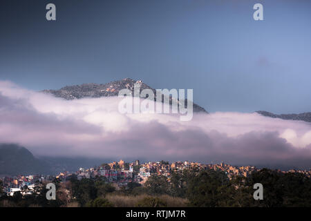 La neige a couvert la colline chandragiri et kritipur ville vue majestueuse, 28 Feb, 2019 Népal Katmandou Banque D'Images