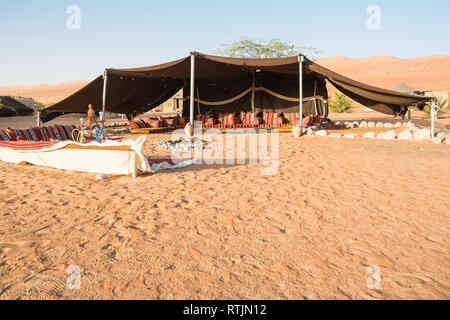 Tente bédouine dans le désert de sable de Wahiba le matin (Oman) Banque D'Images