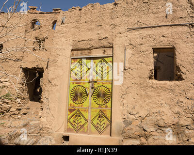 Ancienne porte d'une maison de terre dans l'ancien village d'Al Hamra (Oman) Banque D'Images