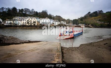 Location de Bodinnick et passager traversée en ferry du Port de Fowey à Fowey, Cornwall, UK le 15 novembre 2015 Banque D'Images