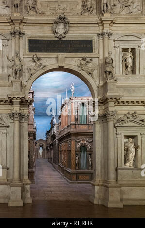 VICENZA, ITALIE - 29 décembre 2018 : vue de l'intérieur du théâtre olympique (Teatro Olimpico), le plus ancien encore en existence la scène. Banque D'Images