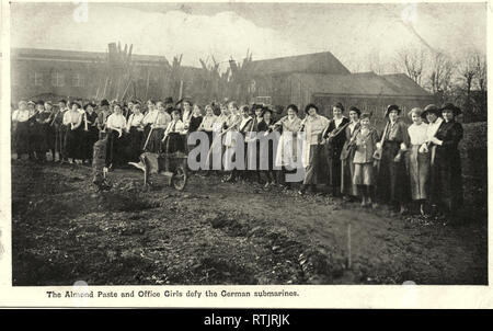 La pâte d'amandes et de bureau pour défier les sous-marins allemands. Les femmes volontaires paru dans le magazine Travail Cacao fonctionne, sur la terre pendant la première guerre mondiale dans leur attribution. Banque D'Images