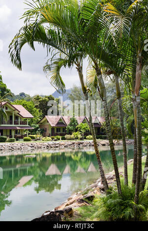 KOH CHANG, THAÏLANDE - 31 MART 2015 : klong Prao Resort. Chalets sur la baie dans un jardin tropical Banque D'Images