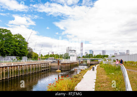 Rivière Lea canal à pied près de trois usines Island Arc London, England, UK Banque D'Images