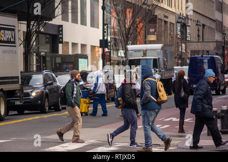 La circulation dans le Herald Square de New York le mardi, 26 février 2019. Le maire de New York, Bill De Blasio a annoncé qu'il appuiera gouverneur de New York Andrew Cuomo prix de l'encombrement du plan visant à recueillir des fonds pour financer de façon permanente la Metropolitan Transportation Authority. (Â© Richard B. Levine) Banque D'Images