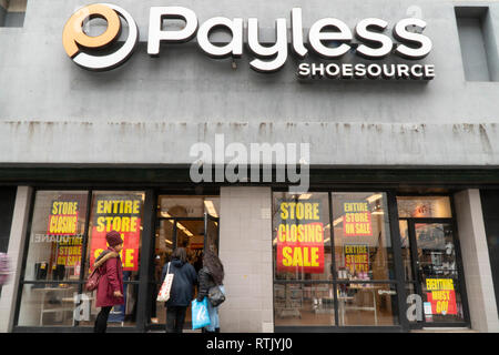 Un magasin Payless ShoeSource sur Fulton Street dans le centre-ville de Brooklyn à New York, est décoré avec des panneaux de clôture le samedi, Février 23, 2019. Le détaillant est la fermeture de l'ensemble de ses 2100 magasins aux Etats-Unis et à Porto Rico, et son site web Payless.com, comme il déclare faillite. (Â© Richard B. Levine) Banque D'Images