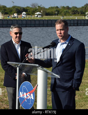 Au centre spatial Kennedy, en Floride, USA. 06Th Mar, 2019. L'administrateur de la NASA Jim Bridenstine (R) parle aux médias lors d'une conférence de presse le 1 mars 2019 en tant que directeur du Centre Spatial Kennedy Bob Cabana regarde avant le lancement d'une fusée SpaceX Falcon 9 transportant la capsule Dragon de l'équipage sans pilote. La fusée est mis à dégager de 39A au Centre spatial Kennedy pour son premier vol, Démo-1, le 2 mars à 2:49 h HNE. Crédit : Paul Hennessy/Alamy Live News Banque D'Images