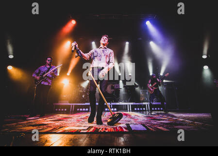 Venaria, Italie. 1er mars 2019. Le chanteur italien Irama, nom de scène de Filippo Maria Fanti, spectacle sur scène pour son premier "Giovani per Sempre" (Forever Young) tour concert à Venaria, au Teatro della Concordia, devant une salle. Credit : Alessandro Bosio/Alamy Live News Banque D'Images