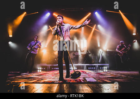 Venaria, Italie. 1er mars 2019. Le chanteur italien Irama, nom de scène de Filippo Maria Fanti, spectacle sur scène pour son premier "Giovani per Sempre" (Forever Young) tour concert à Venaria, au Teatro della Concordia, devant une salle. Credit : Alessandro Bosio/Alamy Live News Banque D'Images