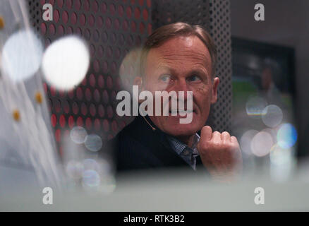 Augsburg, Allemagne. 06Th Mar, 2019. Hans-Joachim Watzke, directeur général de BVB demi-taille, portrait, en attente de la Sky studio interview FC AUGSBURG - Borussia Dortmund 2-1 - DFL RÈGLEMENT INTERDIT TOUTE UTILISATION DES PHOTOGRAPHIES comme des séquences d'images et/ou quasi-vidéo - 1.German Soccer League, Augsbourg, Mars 1, 2019, Saison 2018/2019 journée 24, BVB, Bavaria Crédit : Peter Schatz/Alamy Live News Banque D'Images