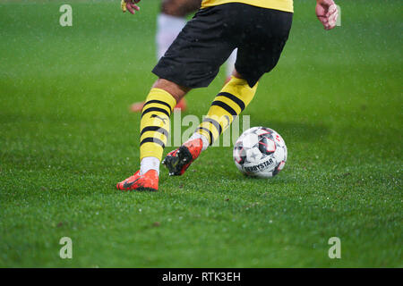 Augsburg, Allemagne. 06Th Mar, 2019. Mario GÖTZE, BVB 10 symbole Duel jambes football, veaux, chaussettes, chaussures de football, action, symbole, Illustration, fonction, Bundesliga LDF officiel ballon Derbystar, match, ballon de cuir, football, Nike, Puma, FC AUGSBURG - Borussia Dortmund 2-1 - DFL RÈGLEMENT INTERDIT TOUTE UTILISATION DES PHOTOGRAPHIES comme des séquences d'images et/ou quasi-vidéo - 1.German Soccer League, Augsbourg, Mars 1, 2019, Saison 2018/2019 journée 24, BVB, Bavaria Crédit : Peter Schatz/Alamy Live News Banque D'Images