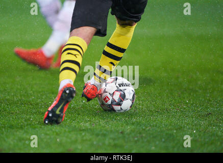 Augsburg, Allemagne. 06Th Mar, 2019. Mario GÖTZE, BVB 10 symbole Duel jambes football, veaux, chaussettes, chaussures de football, action, symbole, Illustration, fonction, Bundesliga LDF officiel ballon Derbystar, match, ballon de cuir, football, Nike, Puma, FC AUGSBURG - Borussia Dortmund 2-1 - DFL RÈGLEMENT INTERDIT TOUTE UTILISATION DES PHOTOGRAPHIES comme des séquences d'images et/ou quasi-vidéo - 1.German Soccer League, Augsbourg, Mars 1, 2019, Saison 2018/2019 journée 24, BVB, Bavaria Crédit : Peter Schatz/Alamy Live News Banque D'Images