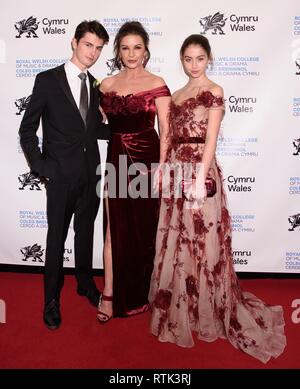 New York, NY, USA. 1er mars 2019. Dylan Michael Douglas, Catherine Zeta-Jones et Carys Zeta Douglas lors d'une apparition publique pour le Royal Welsh College présente Catherine Zeta-Jones avec diplôme honorifique, Rainbow Room, New York, NY 1 mars 2019. Credit : RCF/Everett Collection/Alamy Live News Banque D'Images