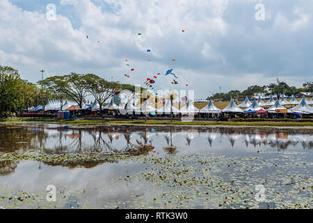 Johor Bahru, Malaisie. 1er mars 2019. Divers cerfs-volants voler dans le ciel pendant la 24e Pasir Gudang World Kite Festival à Pasir Gudang, de l'État de Johor, Malaisie, le 1 mars 2019. Les participants de plus de 40 pays et régions ont pris part à la compétition de cerf-volant et l'événement pendant les cinq jours du festival. Credit : Zhu Wei/Xinhua/Alamy Live News Banque D'Images