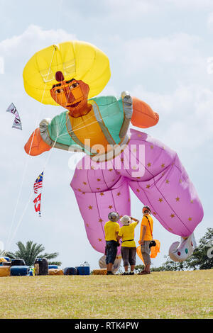 Beijing, la Malaisie. 1er mars 2019. Les participants regardent un cerf-volant dans le ciel pendant la 24e Pasir Gudang World Kite Festival à Pasir Gudang, de l'État de Johor, Malaisie, le 1 mars 2019. Les participants de plus de 40 pays et régions ont pris part à la compétition de cerf-volant et l'événement pendant les cinq jours du festival. Credit : Zhu Wei/Xinhua/Alamy Live News Banque D'Images