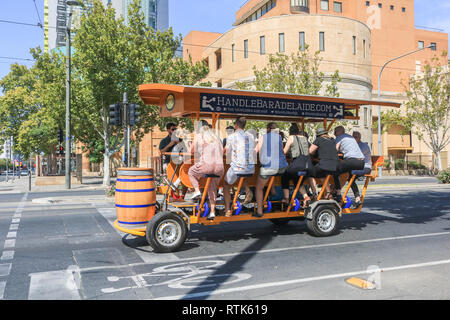 Adelaide en Australie. 2 mars 2019. Une partie des buveurs de la pédale d'un passager pub également connu sous le nom d'un bar sur roues guidon dans le quartier central des affaires d'Adélaïde sur une journée torride avec des températures qui atteignent 40/104 celsius fahrenheit-Credit : amer ghazzal/Alamy Live News Banque D'Images