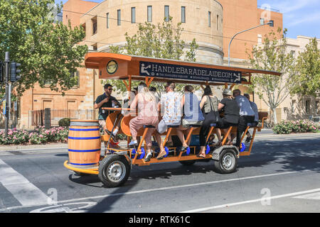 Adelaide en Australie. 2 mars 2019. Une partie des buveurs de la pédale d'un passager pub également connu sous le nom d'un bar sur roues guidon dans le quartier central des affaires d'Adélaïde sur une journée torride avec des températures qui atteignent 40/104 celsius fahrenheit-Credit : amer ghazzal/Alamy Live News Banque D'Images