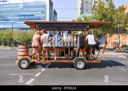 Adelaide en Australie. 2 mars 2019. Une partie des buveurs de la pédale d'un passager pub également connu sous le nom d'un bar sur roues guidon dans le quartier central des affaires d'Adélaïde sur une journée torride avec des températures qui atteignent 40/104 celsius fahrenheit-Credit : amer ghazzal/Alamy Live News Banque D'Images