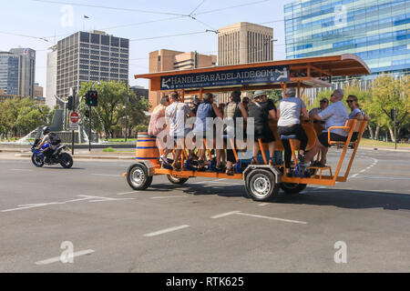 Adelaide en Australie. 2 mars 2019. Une partie des buveurs de la pédale d'un passager pub également connu sous le nom d'un bar sur roues guidon dans le quartier central des affaires d'Adélaïde sur une journée torride avec des températures qui atteignent 40/104 celsius fahrenheit-Credit : amer ghazzal/Alamy Live News Banque D'Images