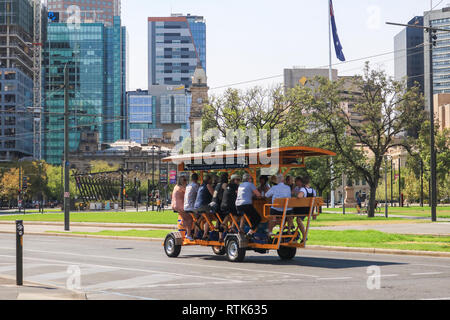 Adelaide en Australie. 2 mars 2019. Une partie des buveurs de la pédale d'un passager pub également connu sous le nom d'un bar sur roues guidon dans le quartier central des affaires d'Adélaïde sur une journée torride avec des températures qui atteignent 40/104 celsius fahrenheit-Credit : amer ghazzal/Alamy Live News Banque D'Images