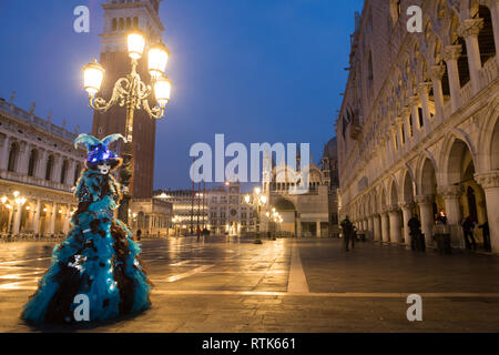 Venise, Italie. 2 mars, 2019. Dawn et près de la place St Marc à Venise pendant le carnaval. Les personnes en costumes posent des durinng un beau lever de soleil. Credit : carol moir/Alamy Live News Banque D'Images