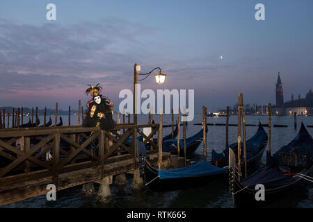 Venise, Italie. 2 mars, 2019. Dawn et près de la place St Marc à Venise pendant le carnaval. Les personnes en costumes posent des durinng un beau lever de soleil. Credit : carol moir/Alamy Live News Banque D'Images